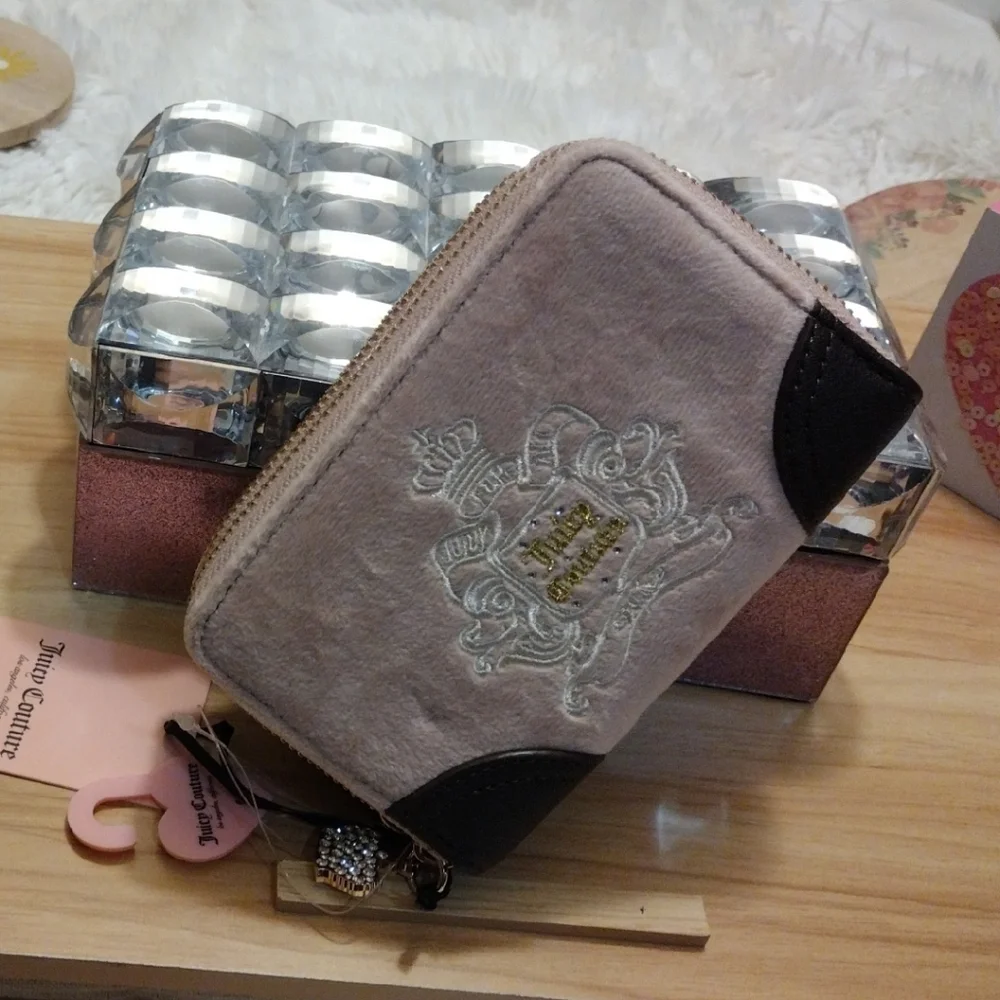 Juicy For All Double Zip Around Wallet Blush/ Brown 🆕